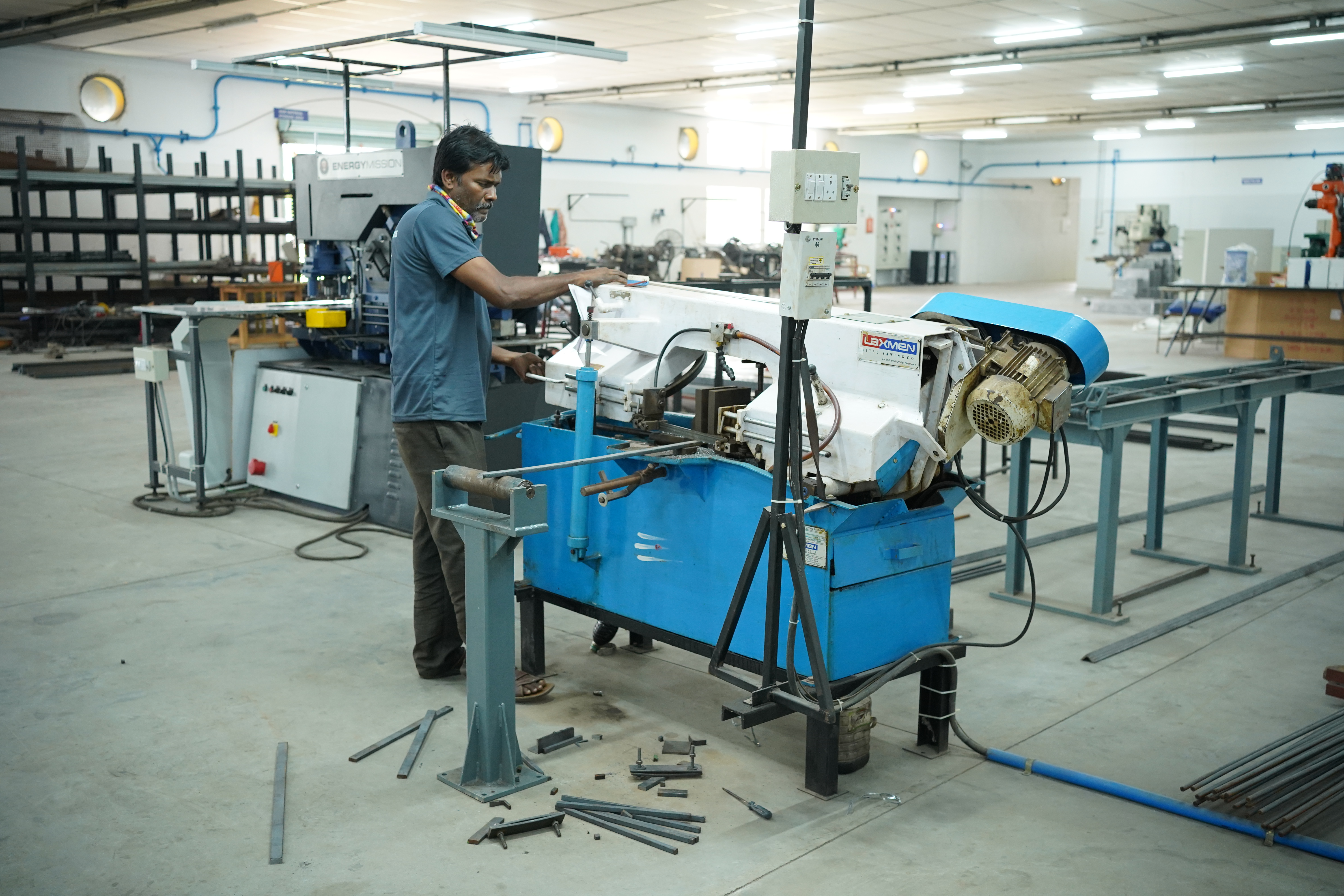 Bandsaw cutting machine